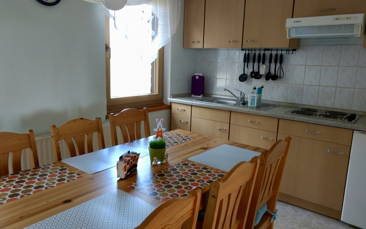 Einbauküche mit Esstisch