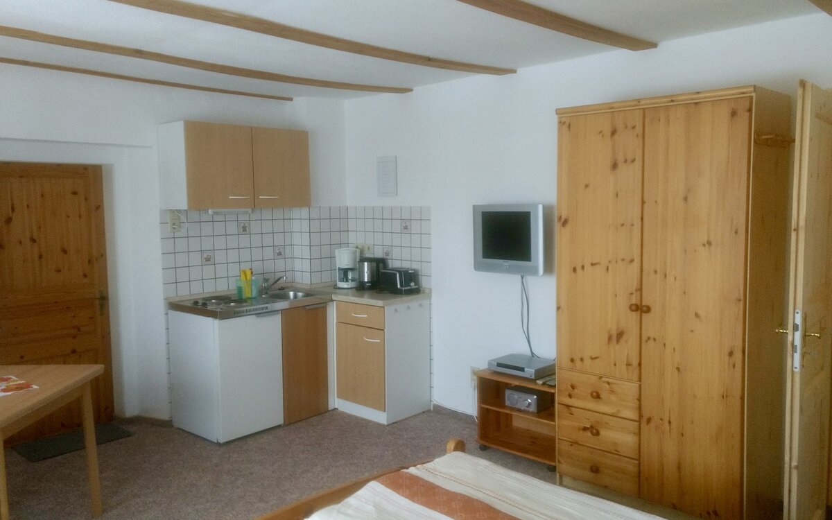 Zimmer mit Kochecke und Doppelbett