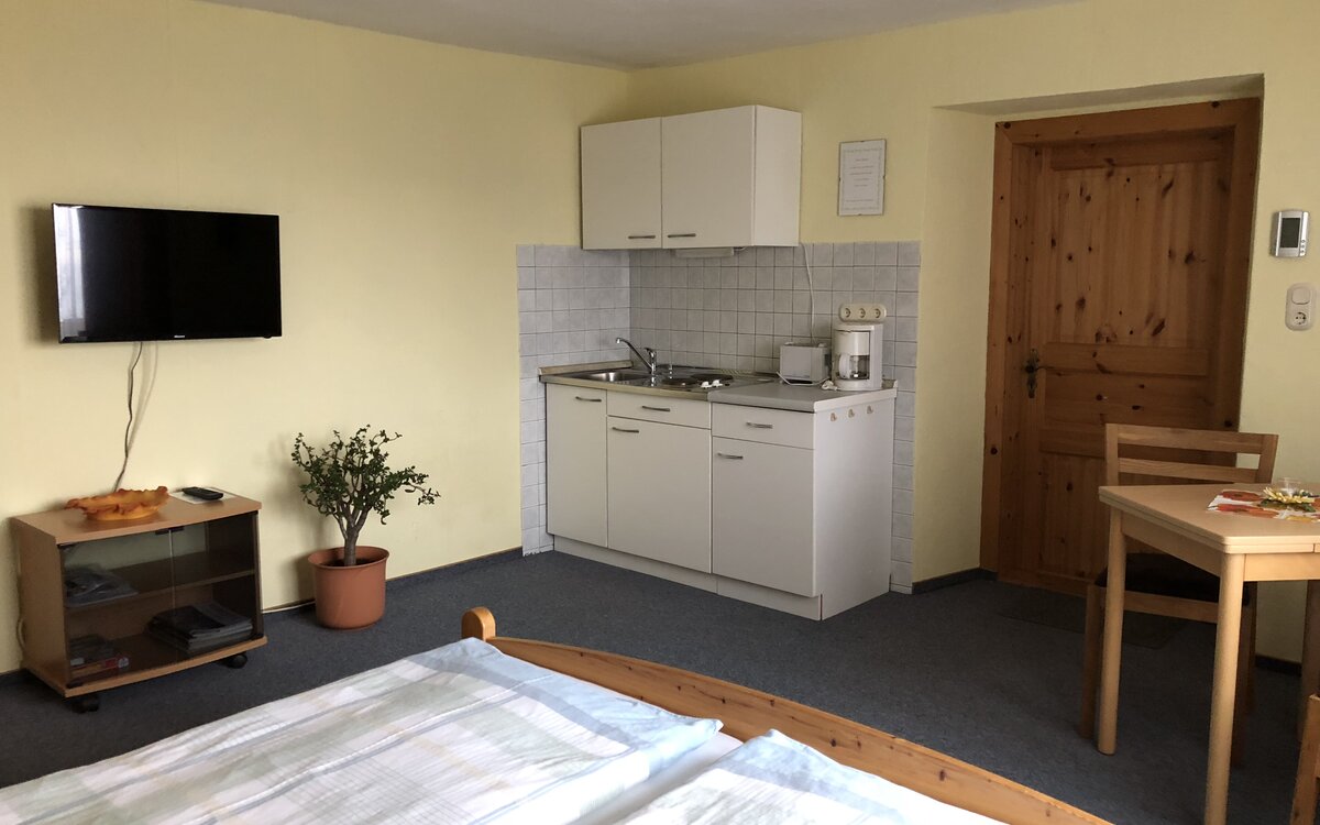 Zimmer mit Kochecke und Doppelbett